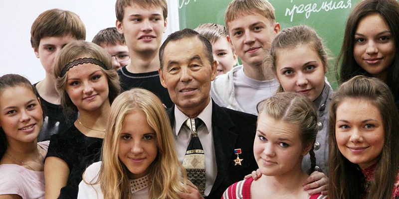 В.А. Власов в окружении учащихся. Он всегда пользовался их доверием и любовью.jpg